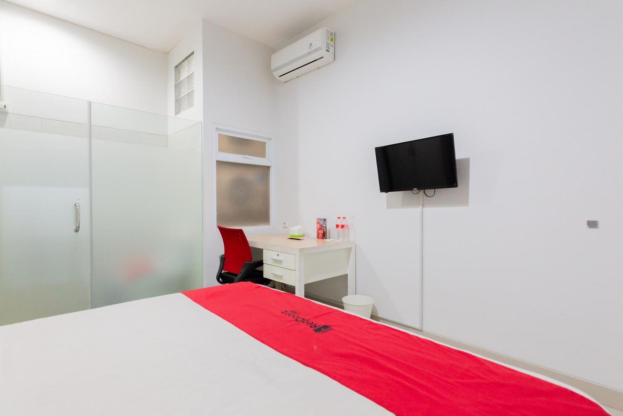Reddoorz Plus Near Living Plaza Jababeka Cikarang Exterior foto